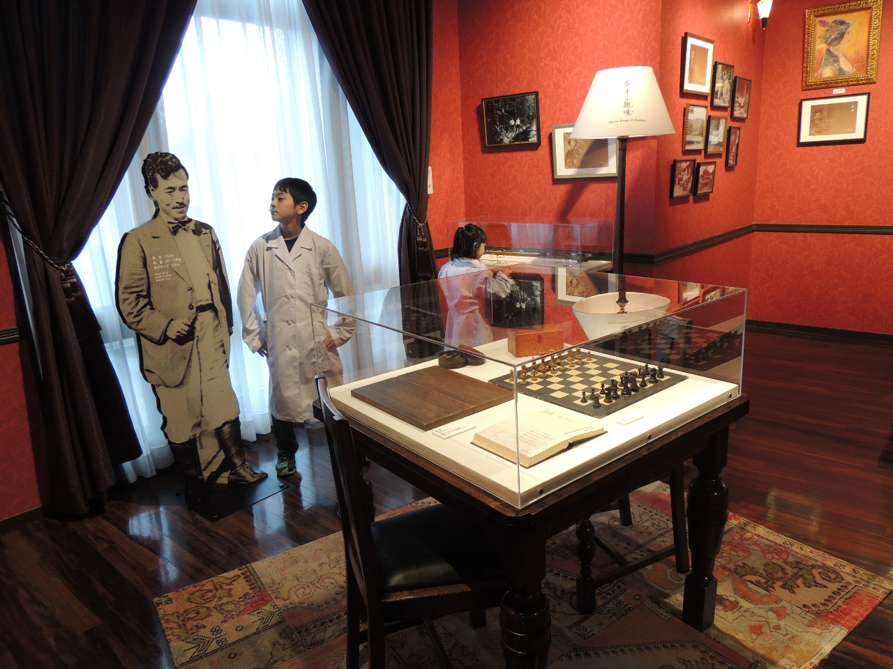 野口英世の等身大パネルと一緒に写真を撮ろう!