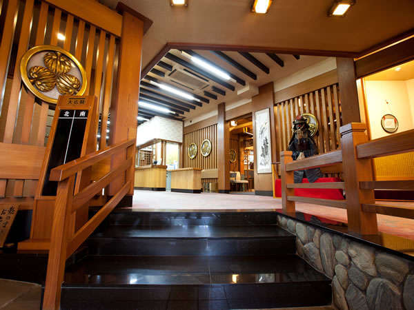 エントランスです、抜けていただくと生け簀がございます