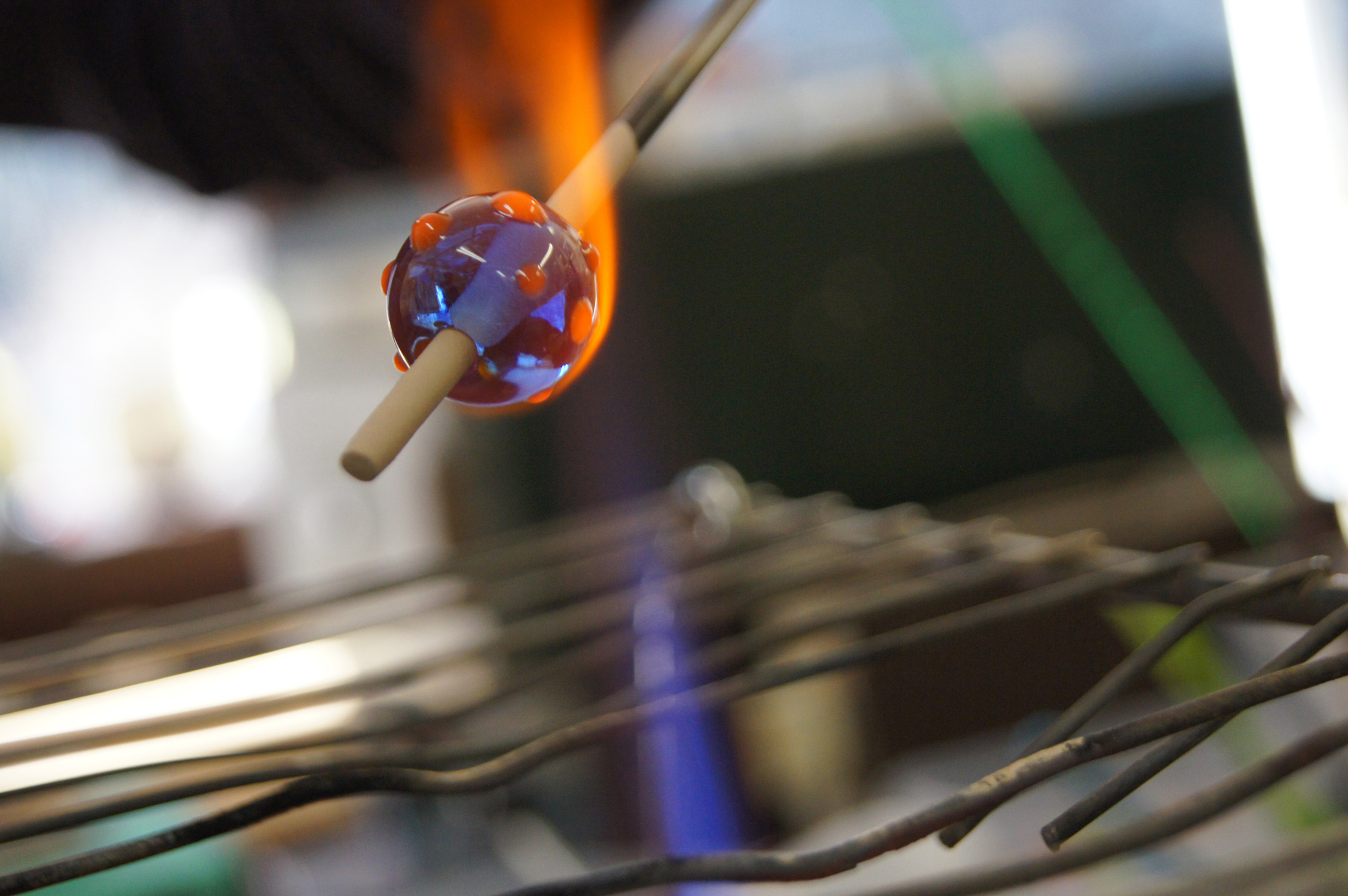 とんぼ玉製作体験 炎の中のガラス玉 水玉模様