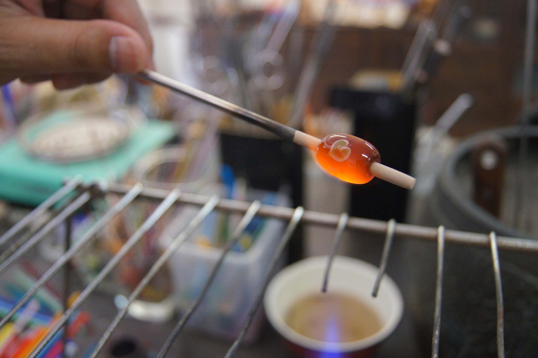 とんぼ玉製作体験 炎の中のガラス玉 ハート模様