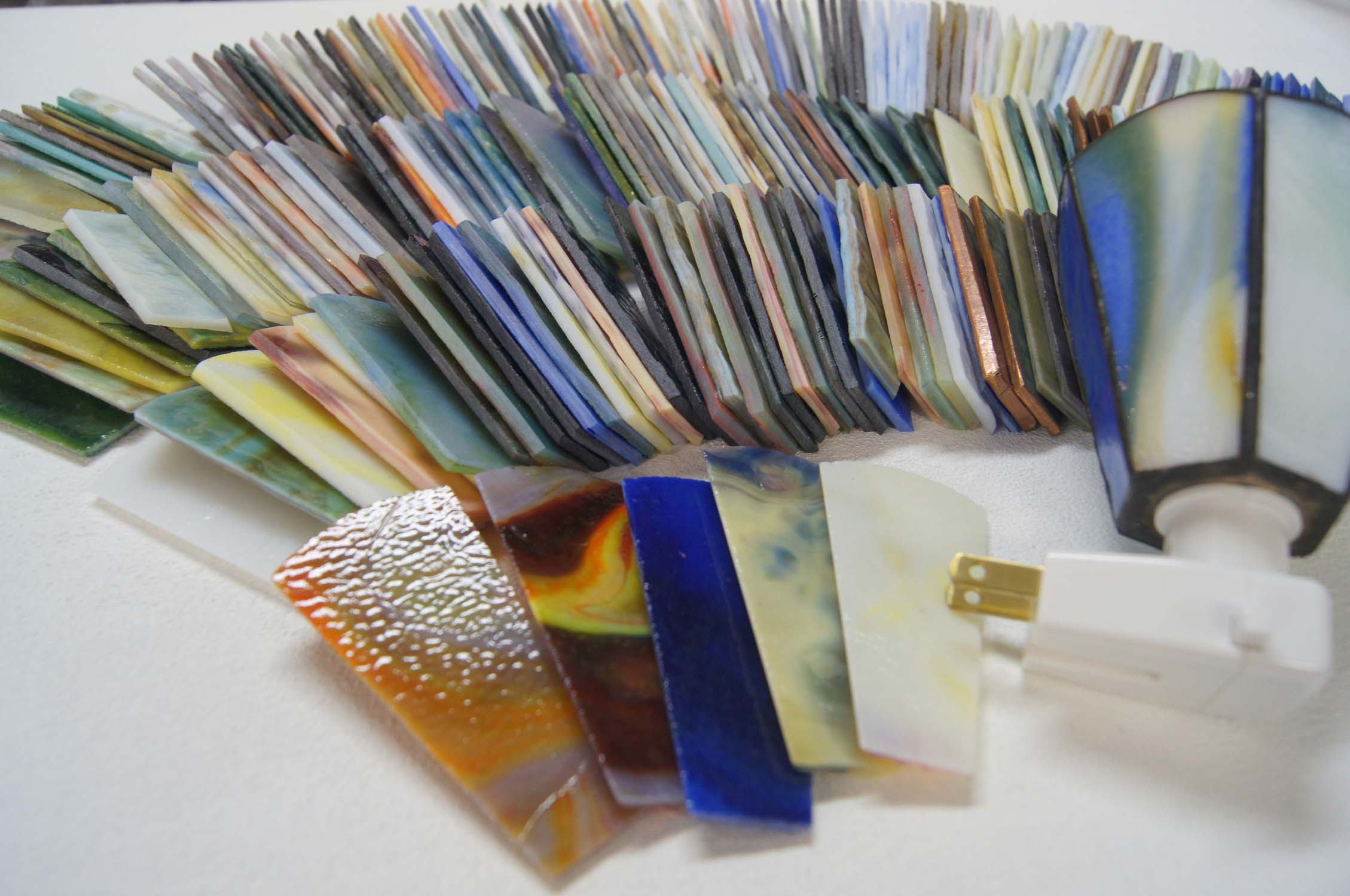 色んな色のガラスから6枚べます。