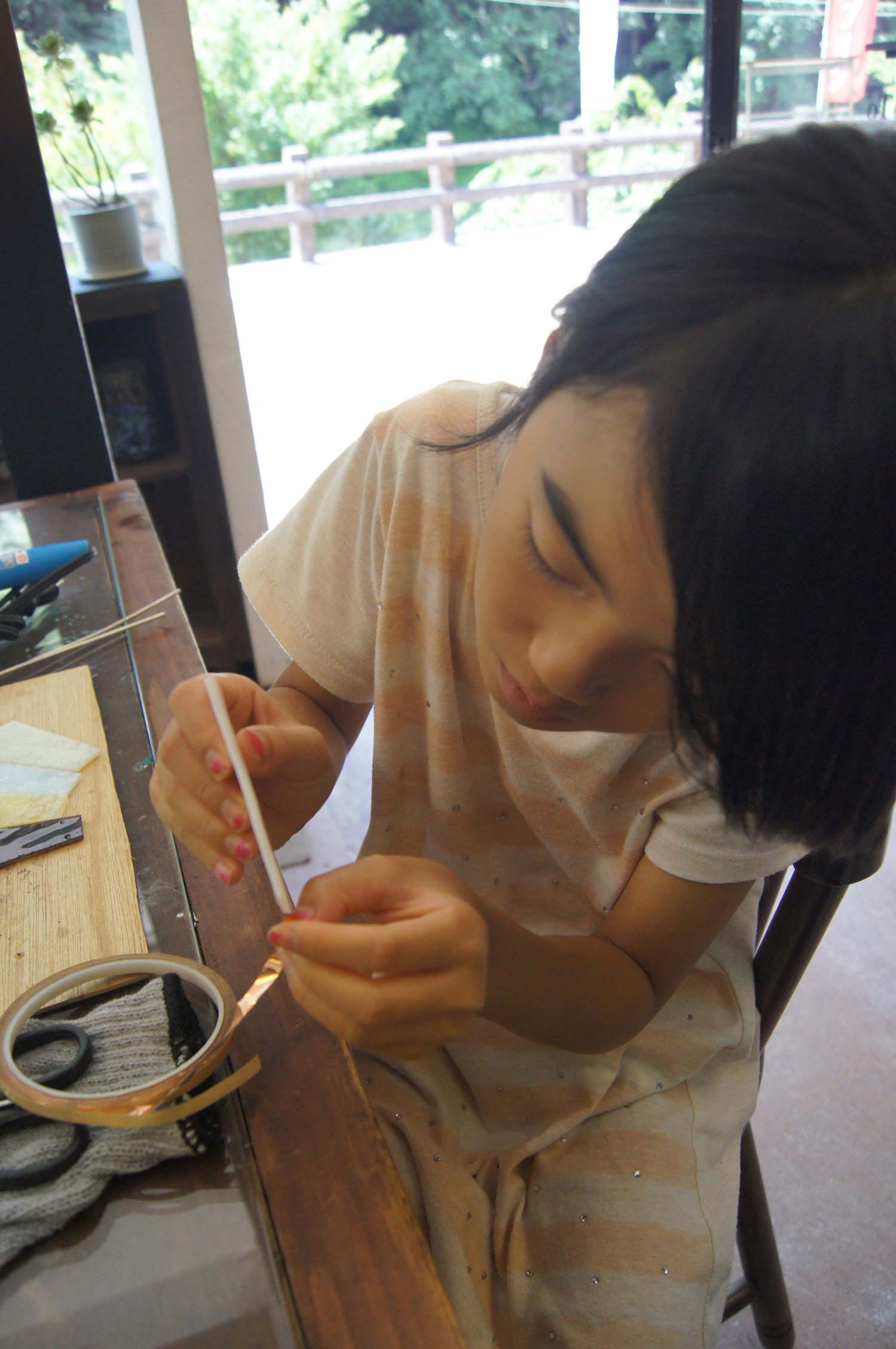 ガラスに銅のテープを巻いていきます。