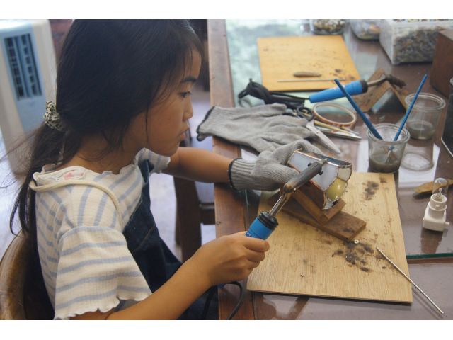 ハンダをつけて組み立てていきます。