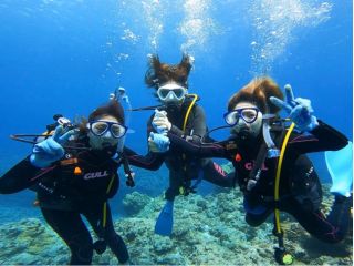 沖縄の綺麗な海で楽しく遊んじゃおう♪