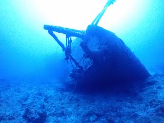 太平洋戦争末期の激戦地沖縄に参加したエモンズは、5機ほぼ同時に特攻を受け大爆発を起こし、自走不能となり、敵の手に渡ることを避けるため海没処分とされました。