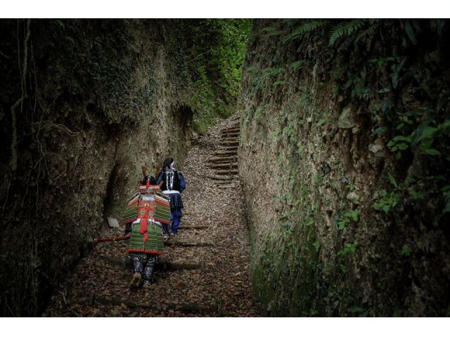 いざ山城を攻めに!!こんな堀切でも撮影が楽しめます。