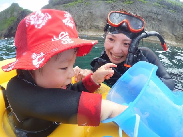 まだ水に慣れていない子供たちも海の中を楽しめる特別なマリングッズをご用意してます!