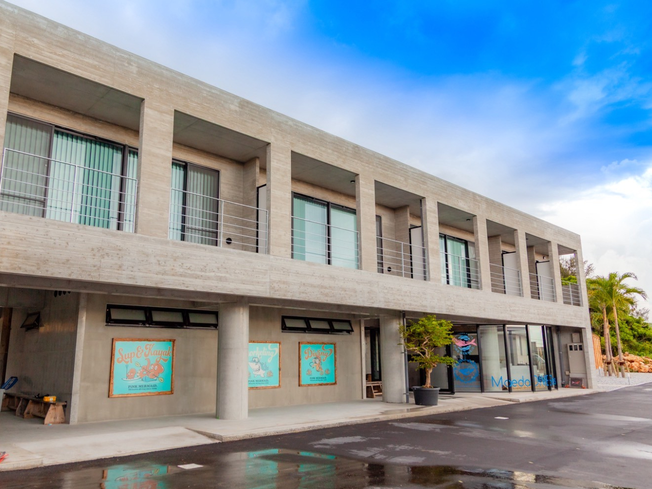 沖縄最大&最新のダイビングショップ施設。1階はダイビングショップ、2階はホテル。隣のレモン食堂で沖縄そば&BBQをお楽しみください。