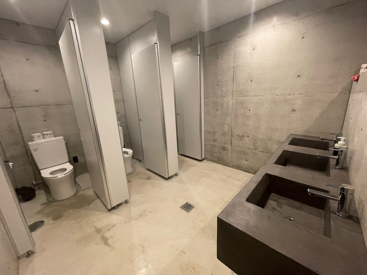 かっこいいトイレ。毎日きれいに掃除してます!