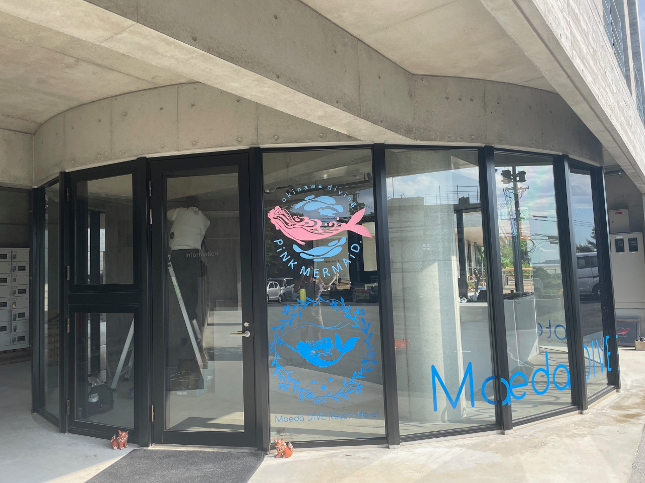 1階のダイビングショップ「ピンクマーメイド」、「ダイブリゾートホテル」オフィス。