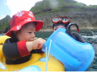 まだ水に慣れてない子供たちも海の中を楽しめる特別なマリングッズをご用意してます!