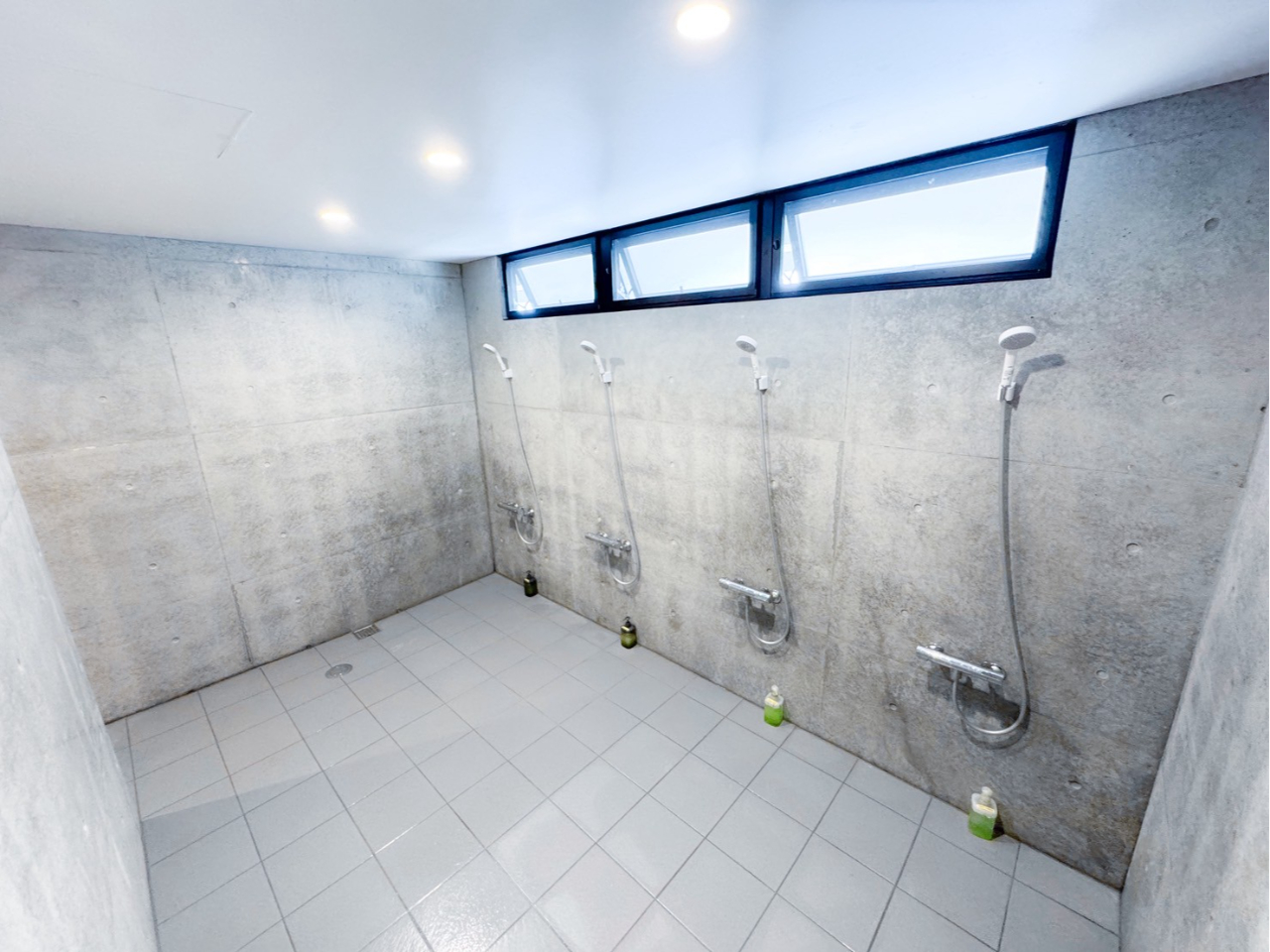広々とした男女別のシャワー室。リンスインシャンプーもあります。