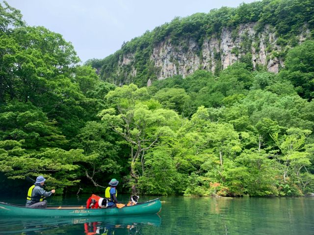 カナディアンカヌーならワンちゃんも一緒に乗れます!御倉山の岩肌を眺めながらカヌーツーリング