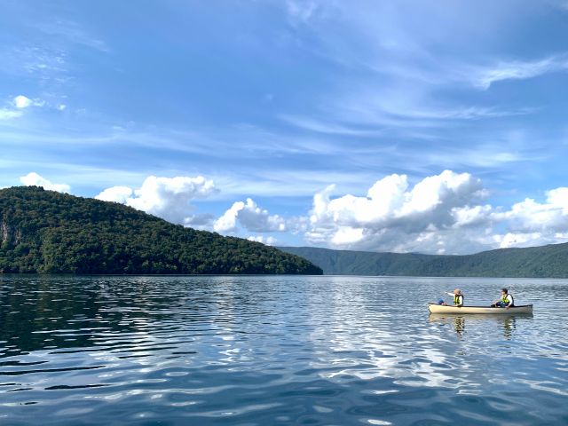 広い湖にポツンとカヌー、思い出の一枚を撮りに行きませんか?