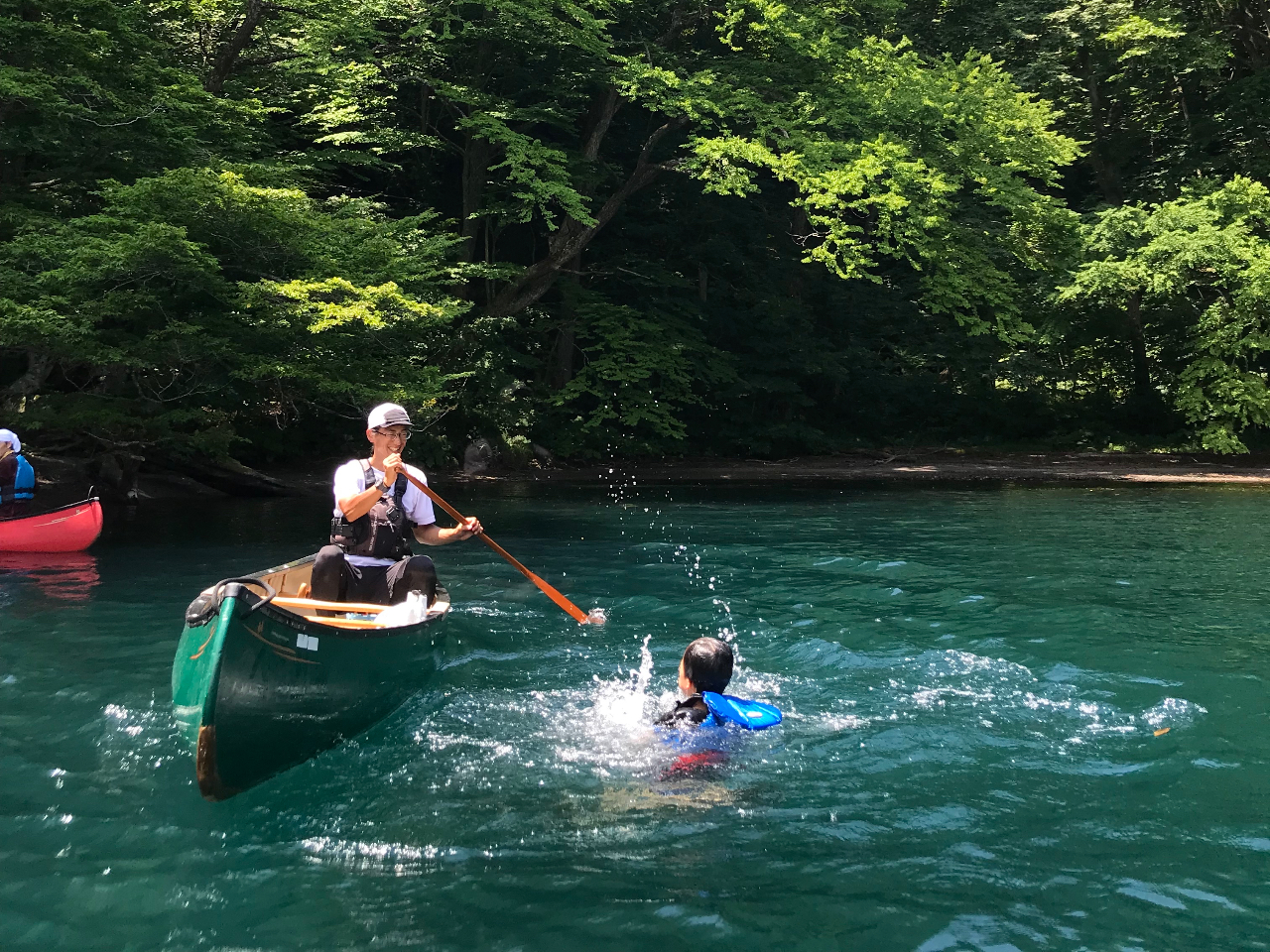 暑い日は十和田湖へダイブ!泳げなくても、ライフジャケットがあるのでしっかり浮かんで安心です。