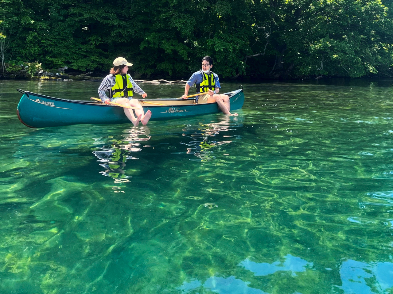 輝く湖の中に足をつけるとひんやり気持ちいい!