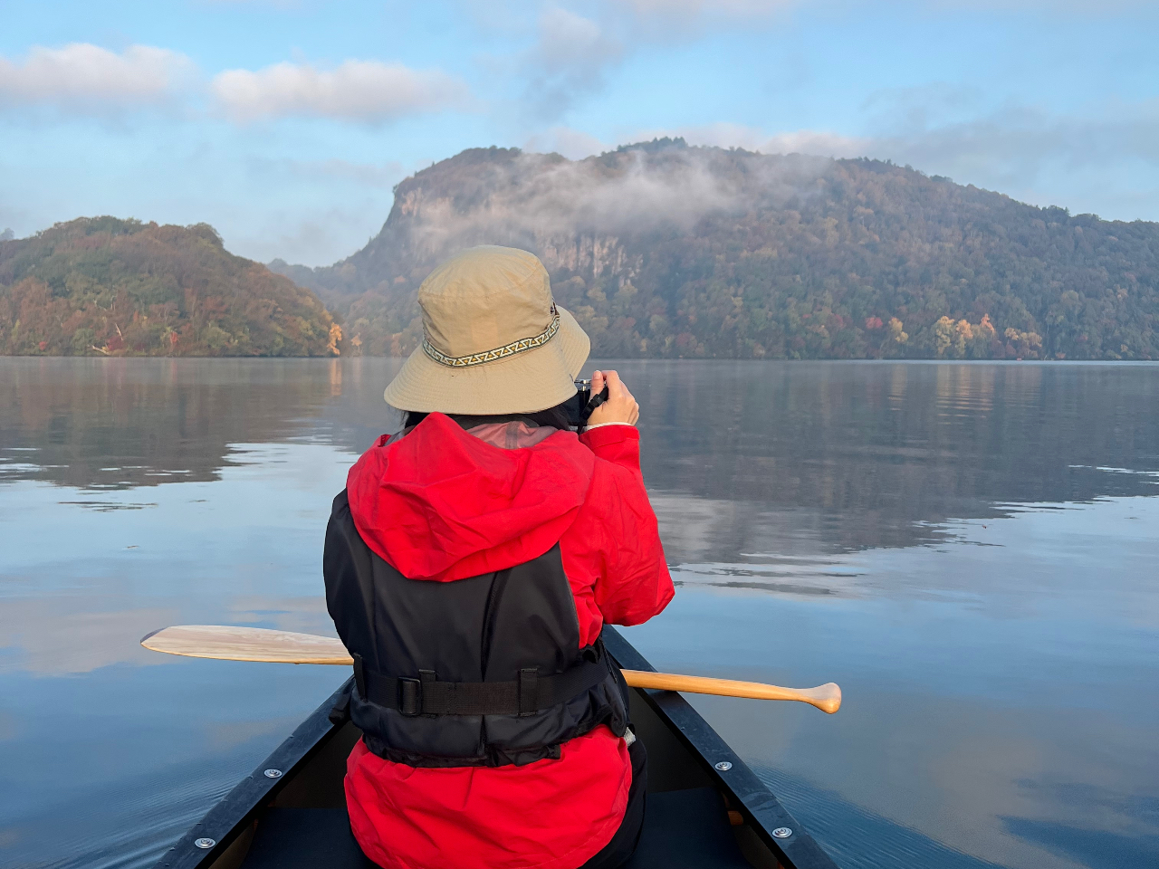 お1人参加は、ガイドと一緒にカヌーに乗ります。カヌーの前で圧巻の自然を楽しみましょう!