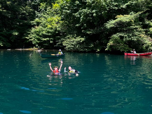 夏は水着で、冷たい湖へダイブ!
