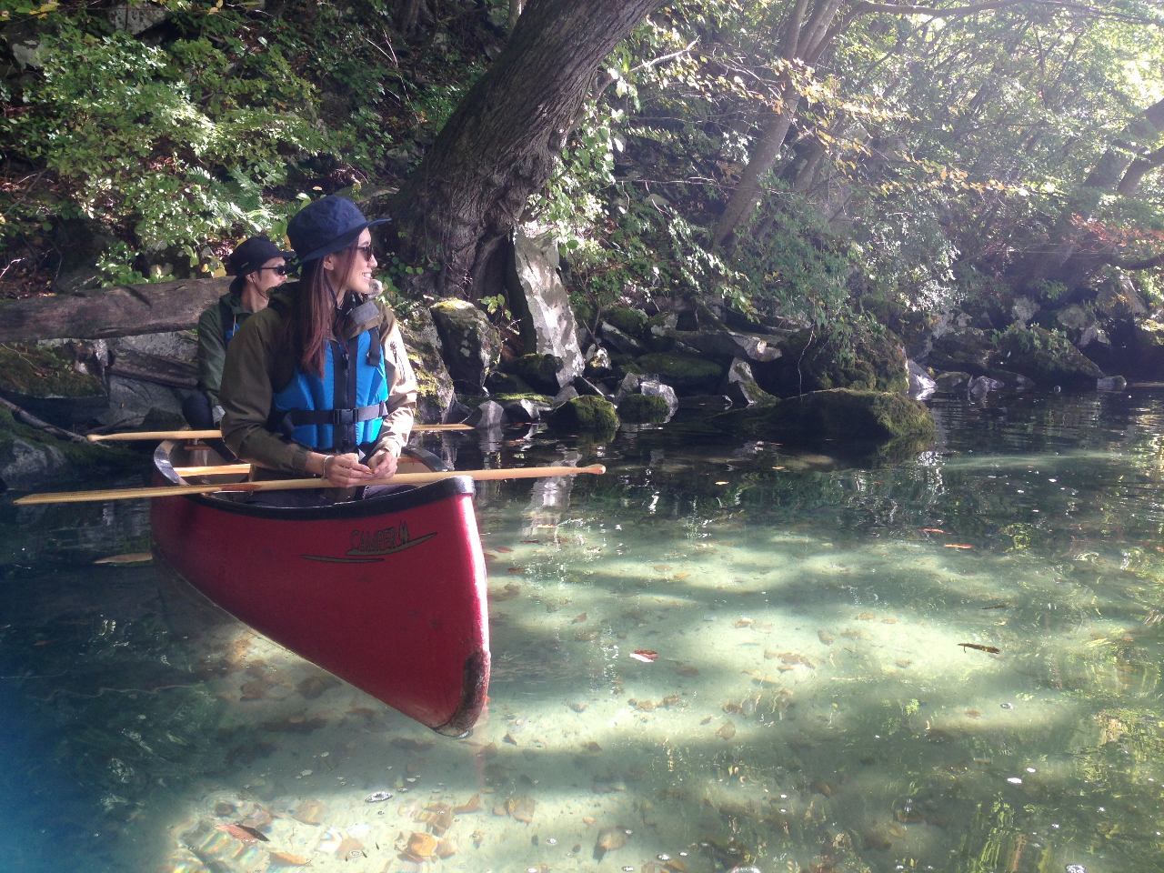 透明度12mを誇る水質、カヌーが浮いてるような写真も撮れます