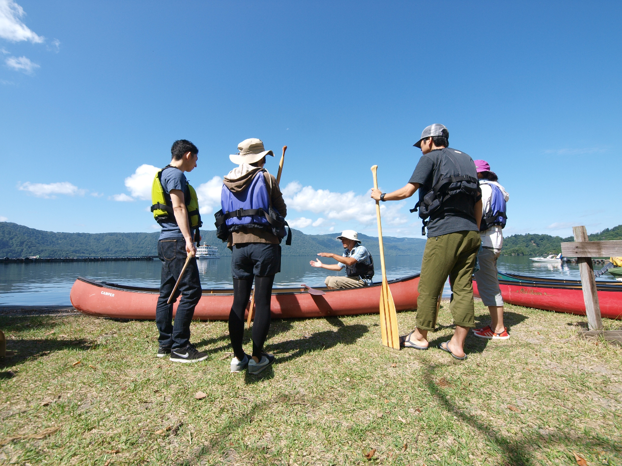 湖の上へ出発する前に、カヌーへの乗り方や漕ぎ方、注意点など、ガイドがしっかりレクチャーします!