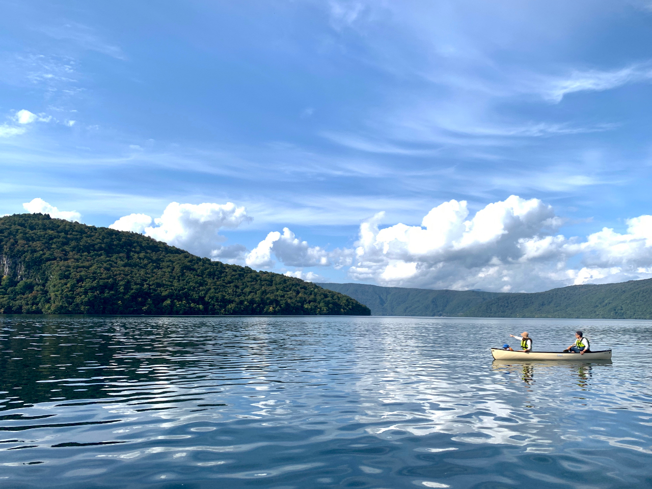 広い湖にポツンとカヌー、思い出の一枚を撮りに行きませんか?