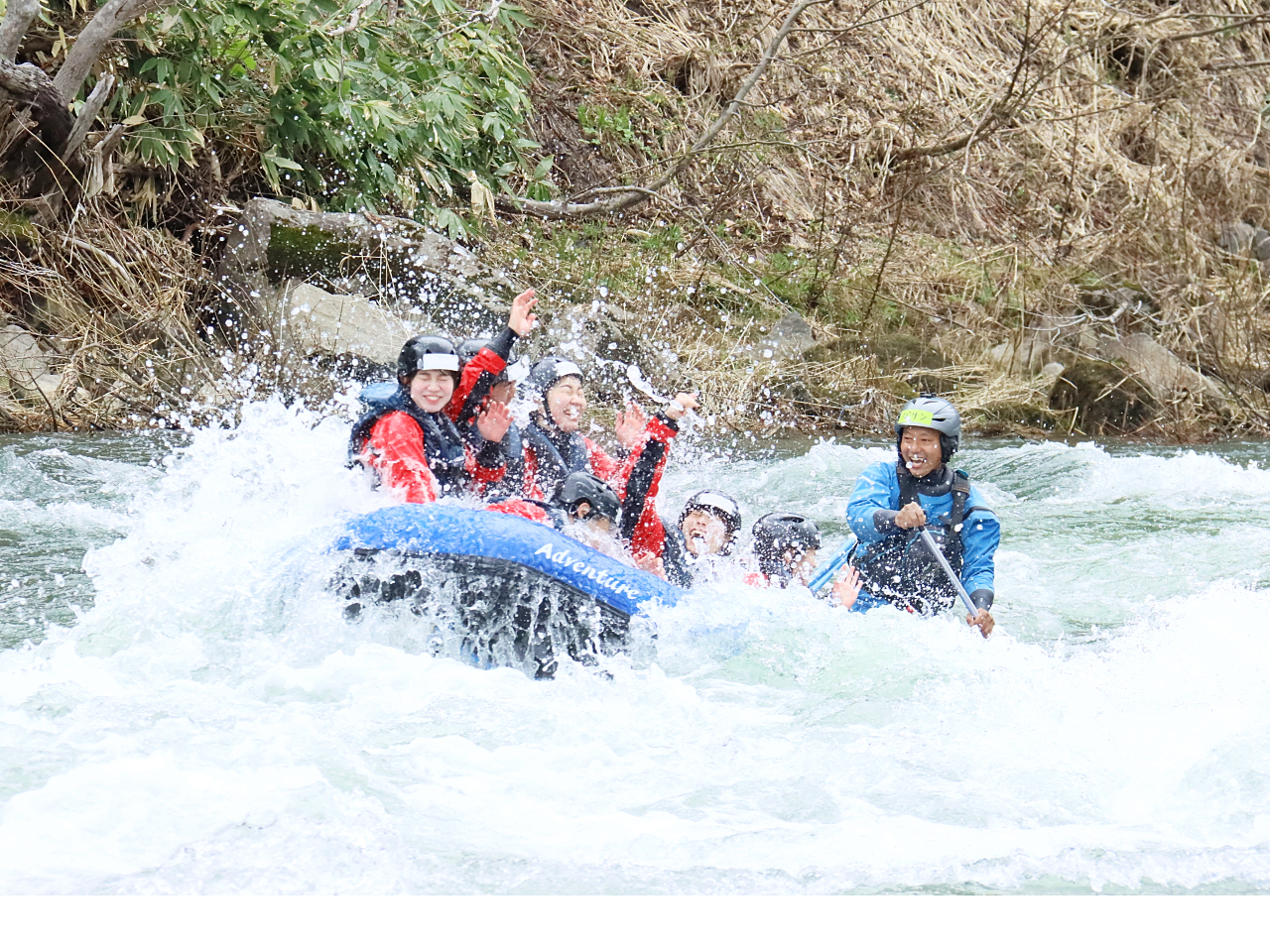 春の激流ラフティングはエキサイティングがとまらない!!