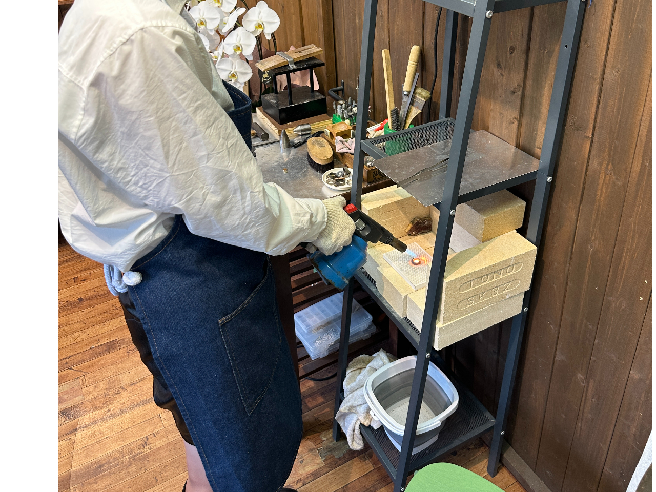 金属疲労で硬くなったコインをバーナーで炙って焼きなましをしていきます!