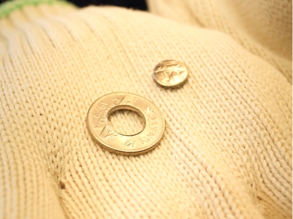 コインの真ん中に穴を開けます!