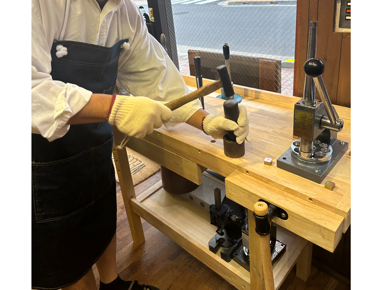 コインをたたいて成形!