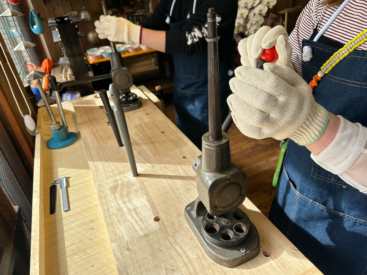 機械を使ってリングを伸ばしていきます!