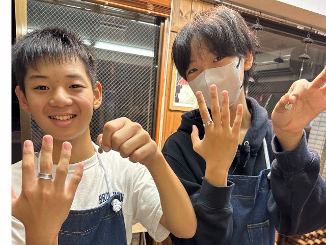 友達と協力してリングとペンダント完成!