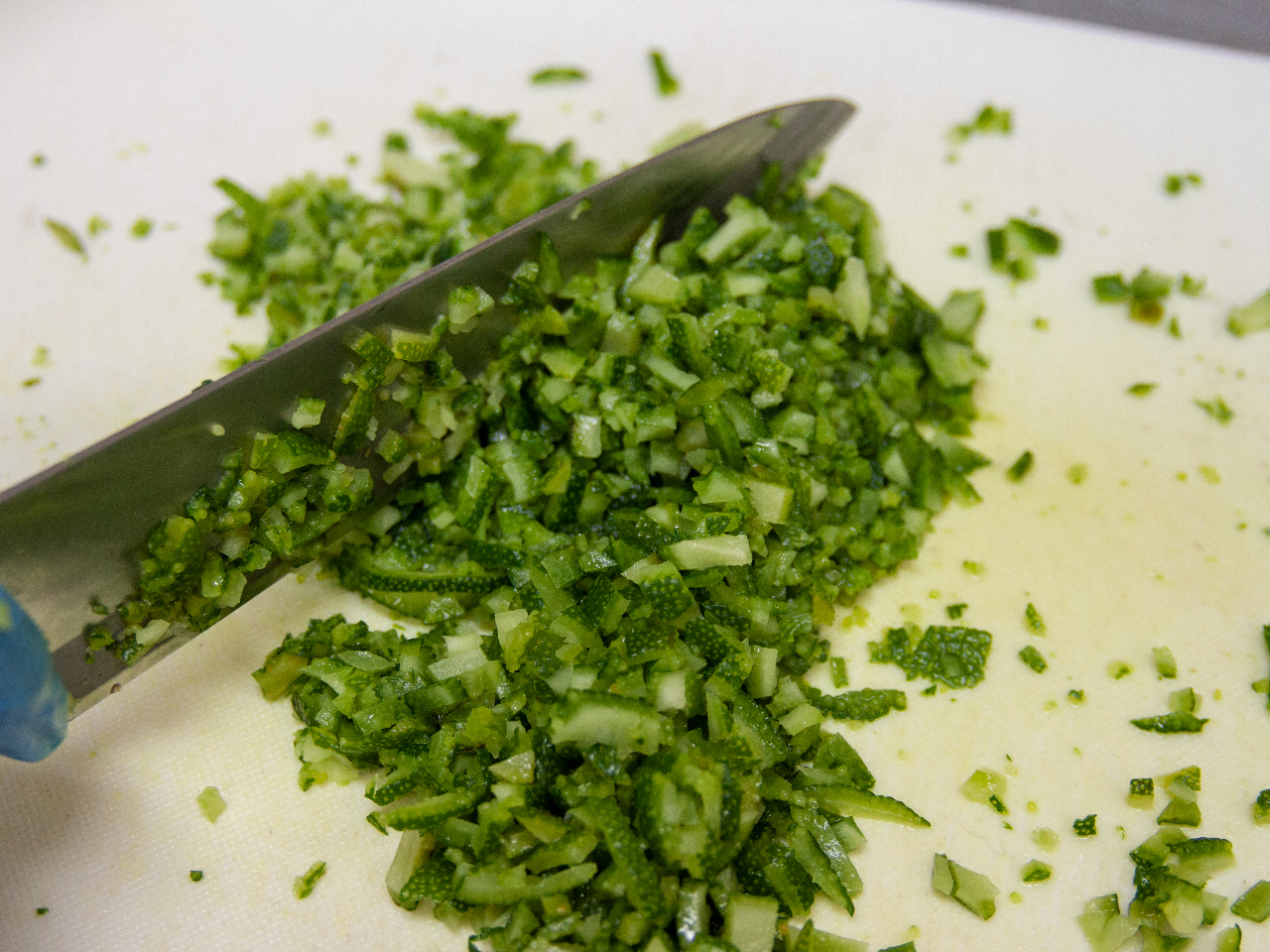 ゆず皮を細かくカット