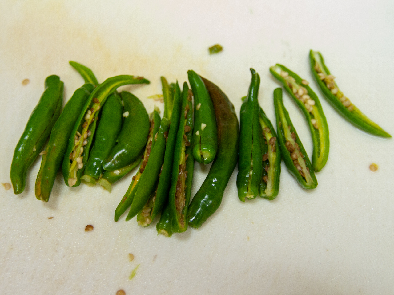 青唐辛子は、中の種を取り除きます