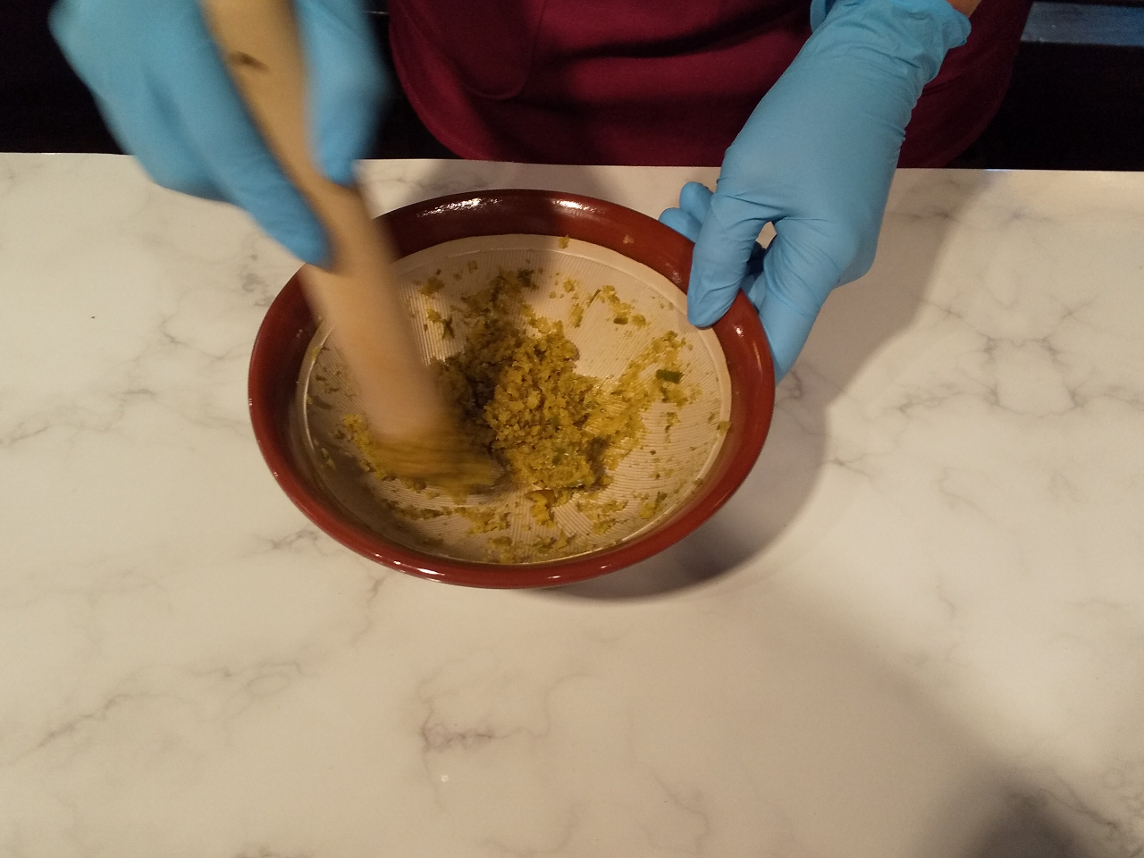 フードプロセッサを使い、細かくした後は塩を加えすり鉢でさらに細かく磨り潰します。