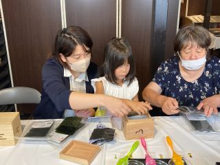 風情ある培炉(ほいろ)と呼ばれる焼き海苔箱を使って、三大産地の海苔を美味しく食べ比べ(^^)/