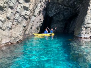 エメラルドグリーンや美しい碧色に輝く洞窟を巡るツアーです。小さなお子様からご年配の方まで、屈強な熟練ガイドが安全に楽しくご案内いたします。ペットの同乗もOK!