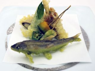稚鮎をやさしい抹茶衣で揚げた、香り豊かな天麩羅