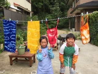 小さいお子さんも安心で楽しくカラフルな染め体験できます。