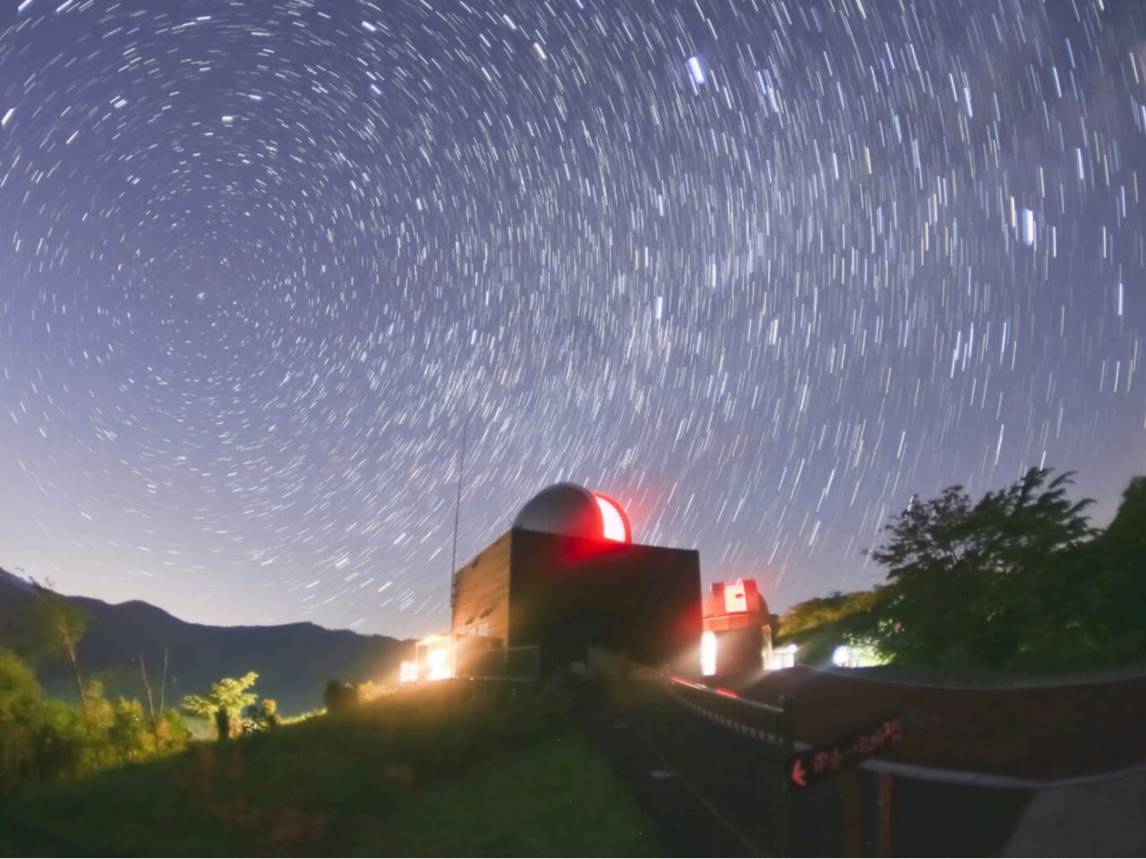 星野村の美しい星空の中で、宇宙の神秘や広がりを身近に感じることができます。