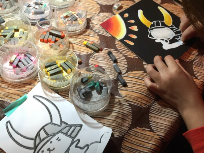 チョークアートは筆を使いません。 指でくるくるぬり絵感覚で楽しめます。