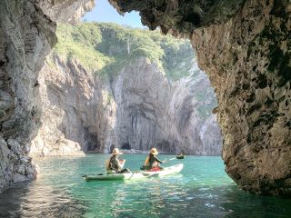 火山島の絶景と海岸洞窟を探検するツアーです。