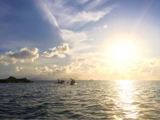 海の上から夕日が見れます。