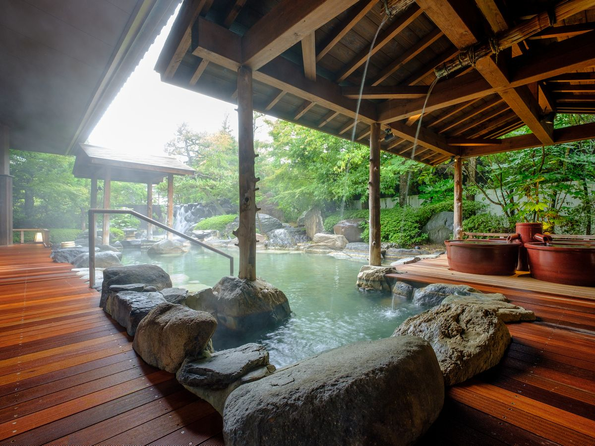 【庭の湯】打たせ湯(女性露天)