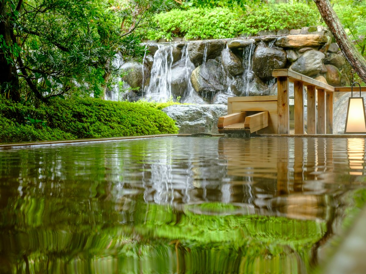 【庭の湯】こもれびの湯(女性露天)