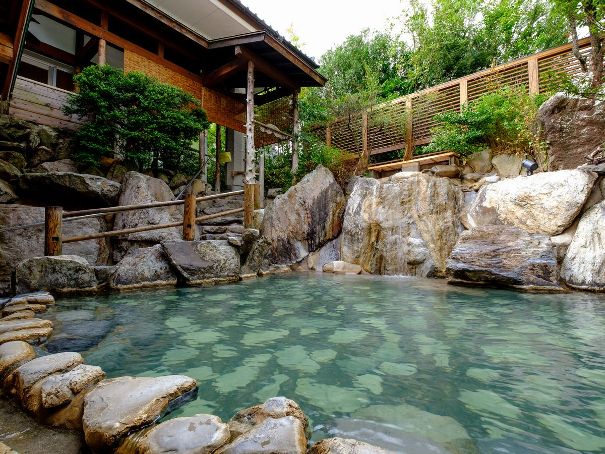 【滝の湯】かがみの滝湯(男性露天)