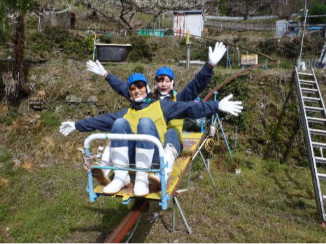 山ではモロラックに乗って山を散策。里山歩きにどうぞ