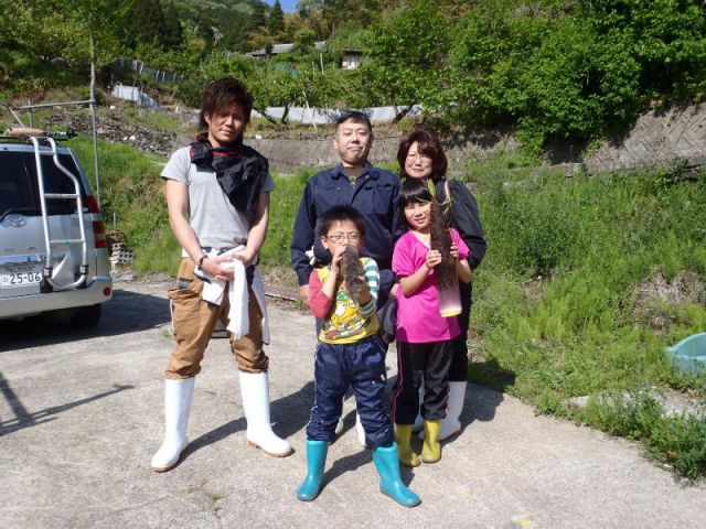 山でのタケノコ掘り、山ふき、ワラビも収穫できますよ。