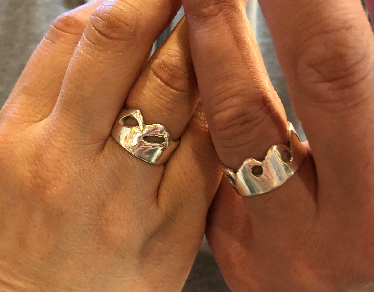 海が大好きなお2人波をイメージしたリング