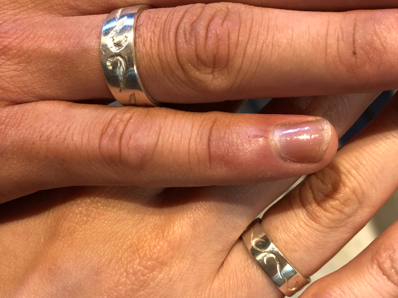 リングの表面に模様をつけました。粘土なので自由に模様をつけられます