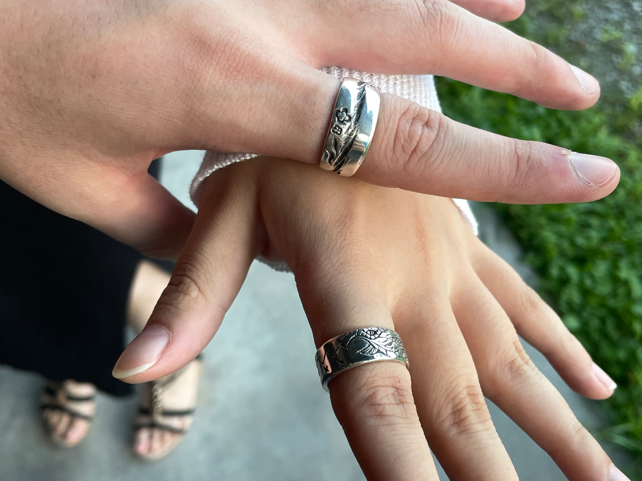 お互いの指輪を制作。模様はそれぞれ相手をイメージしてデザインして彫りました。